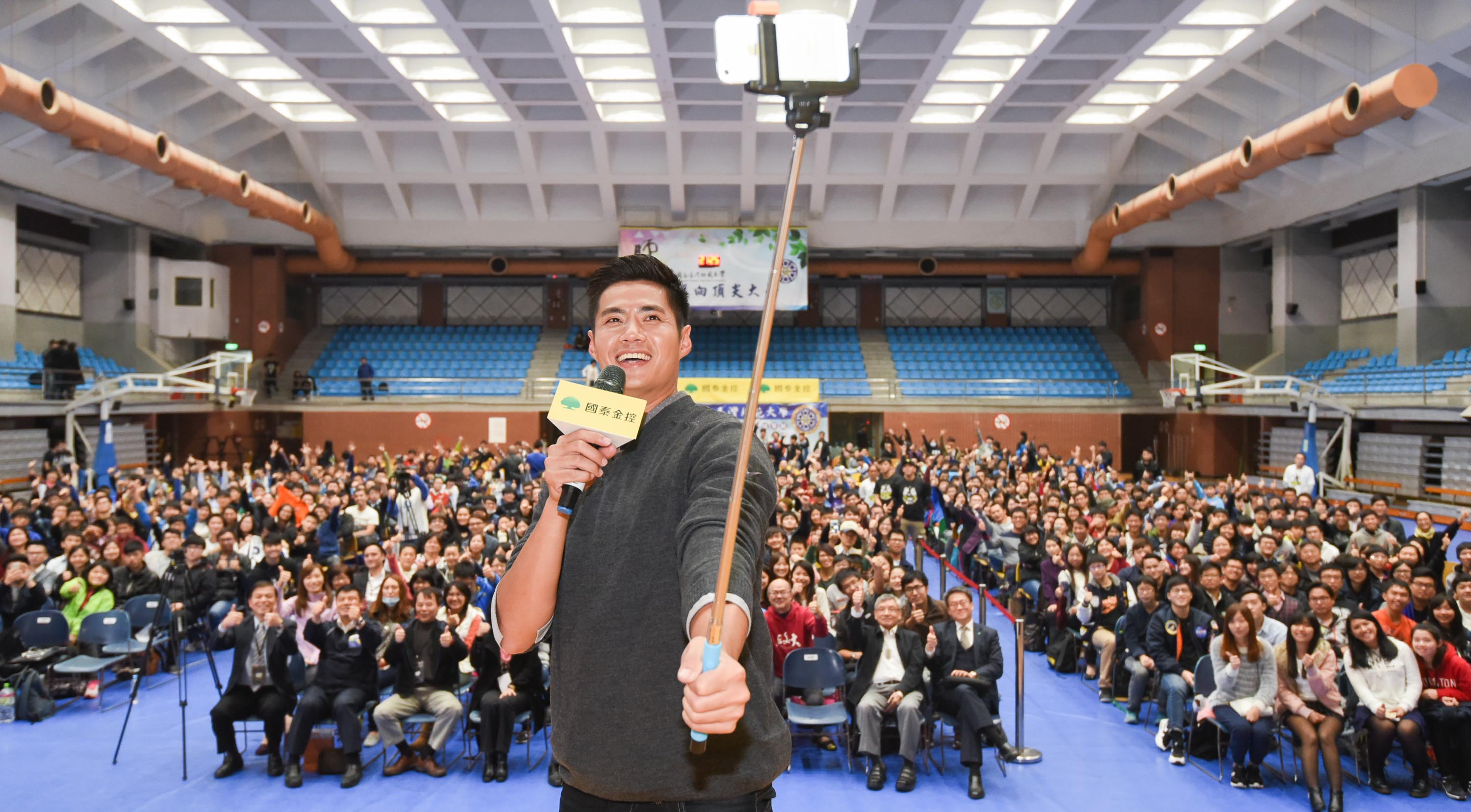 陳偉殷在夢想的力量講座結束後，開心拿起自拍棒和現場上千位球迷俏皮自拍.jpg