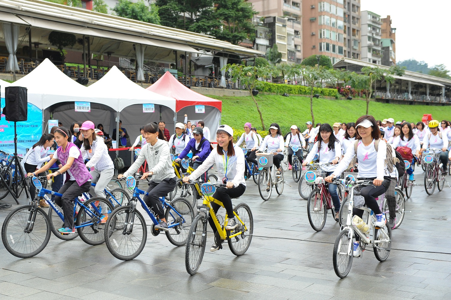 馬拉松好手陳雅芬(左一)與上百位來自各界愛運動的女性一同騎出女性運動新頁。(主辦單位提供)